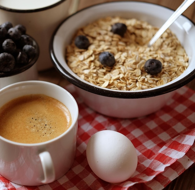 Alimentação saudável e conceito de dieta farinha de aveia leite de ovo cozido fres