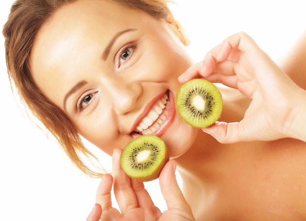 Alimentação saudável e conceito de dieta Jovem encantadora segurando kiwi suculento fresco e sorrisos