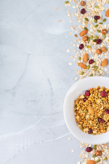 Foto alimentação saudável e limpa, dieta e nutrição, aptidão, alimentação equilibrada, conceito de café da manhã. muesli de granola caseiro com ingredientes em uma mesa. vista superior do plano de fundo do espaço da cópia