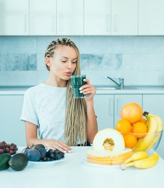 Alimentação saudável estilo de vida dieta e dieta frutas e legumes espirulina refeição vegana em casa ve