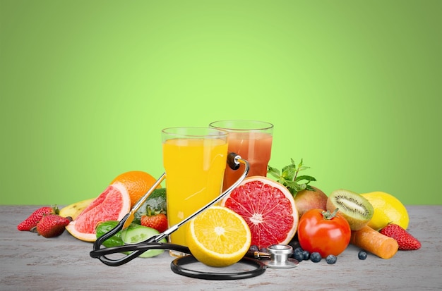 Alimentação saudável. Frutas, vegetais, suco e estetoscópio