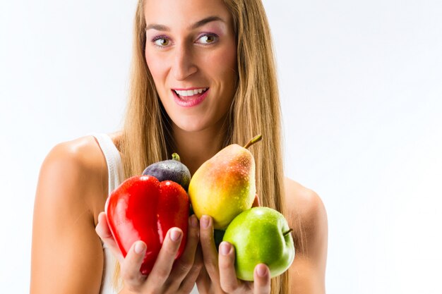 Alimentação saudável, mulher feliz com frutas e legumes