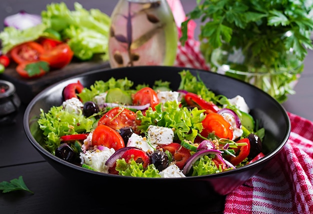 Alimentação saudável Salada grega com pepino tomate pimenta doce alface cebola vermelha queijo feta e azeitonas