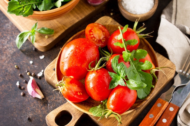 Alimentação saudável Tomates frescos pepinos e rúcula para cozinhar salada Menu de dieta