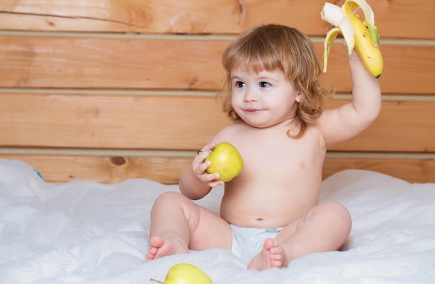 Foto alimentação sólida para bebês com frutas frescas maçã e banana legumes e frutas frescos