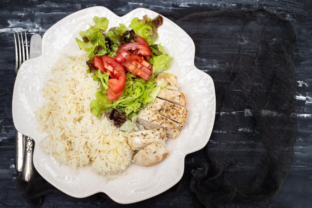 Alimentación dietética Pechuga de pollo con arroz hervido y ensalada en plato blanco Estilo de vida saludable