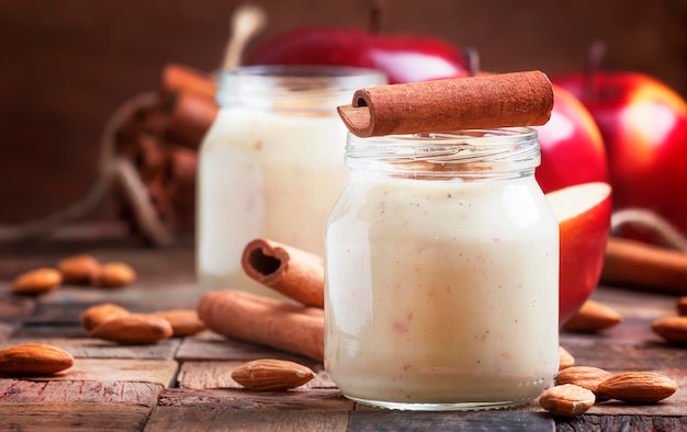 Alimentación saludable para el batido de pérdida de peso de manzanas rojas, plátano, almendras y canela, enfoque selectivo