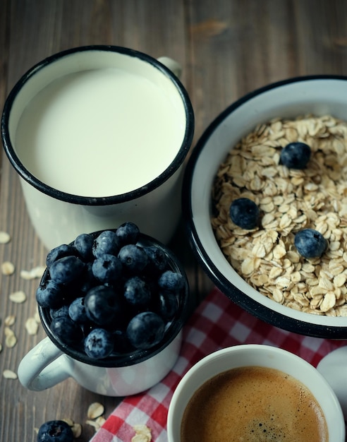 Alimentación saludable concepto de alimentación y dieta sabrosa avena con bayas y una taza de leche y una taza de caféVista superior