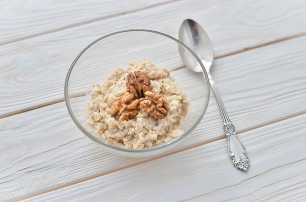 Una alimentación saludable correcta. Avena con nueces