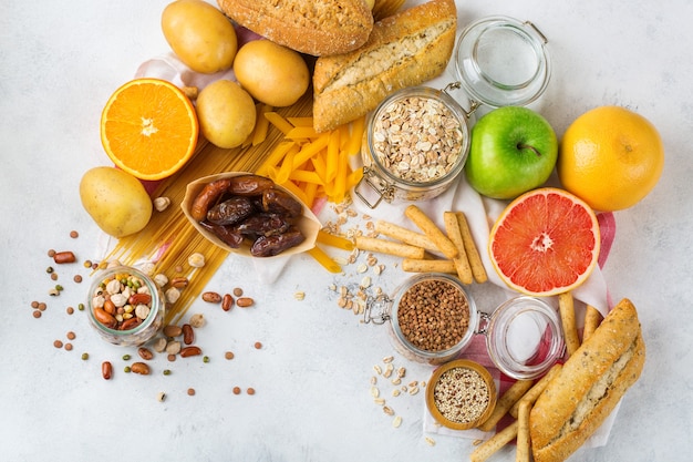 Foto alimentación saludable, dieta, concepto de comida equilibrada. surtido de alimentos sin gluten en la mesa de la cocina. vista superior de fondo plano laico