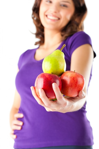 Alimentación saludable - mujer con manzanas y peras