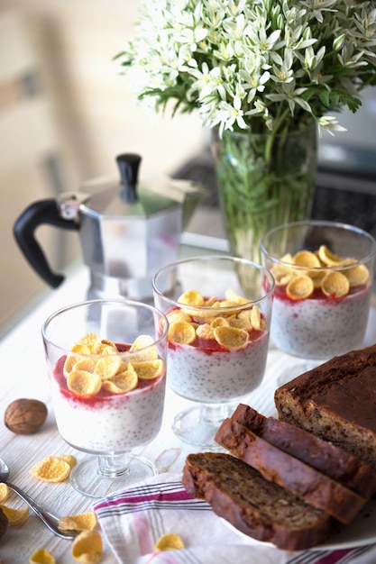 Alimentación saludable. Pan de plátano y pudín de chía en la mesa