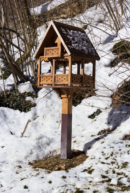 Alimentadores para pássaros em um parque nevado