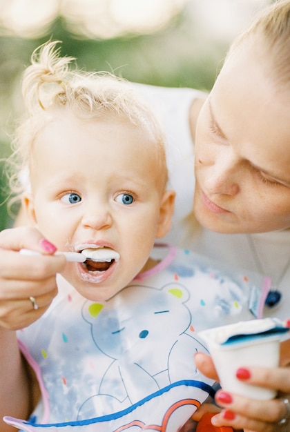 Alimentando a una niña