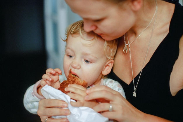 Alimentar a un bebé con pastelería