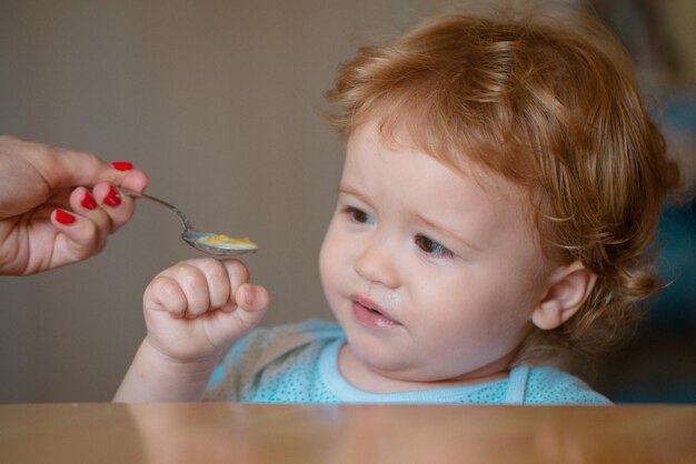 Alimentar a un bebé que no tiene hambre, un niño que se niega a comer, un niño que no tiene apetito, un niño pequeño molesto que se niega a comer, así que