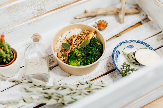 alimento alto en proteínas con arroz de pechuga de pollo con brócoli y berenjena en caja ecológica entregada