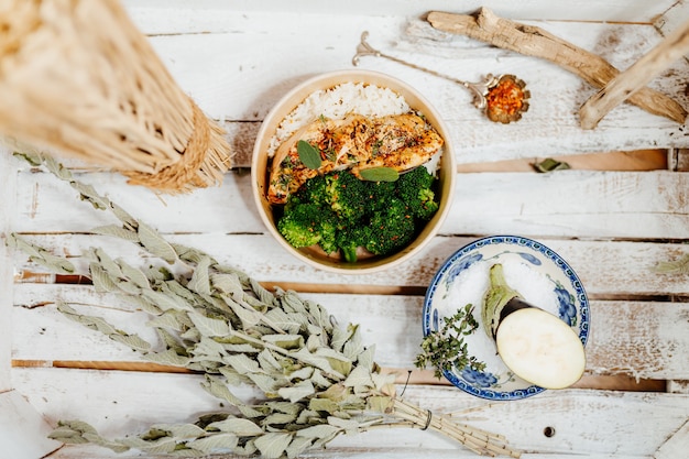 alimento alto en proteínas con arroz de pechuga de pollo con brócoli y berenjena en caja ecológica entregada