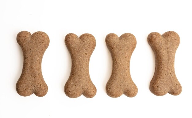 Foto alimento para cães em forma de biscoito com osso isolado em fundo branco