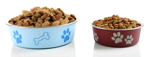 Alimento para perros en cuencos aislados en blanco