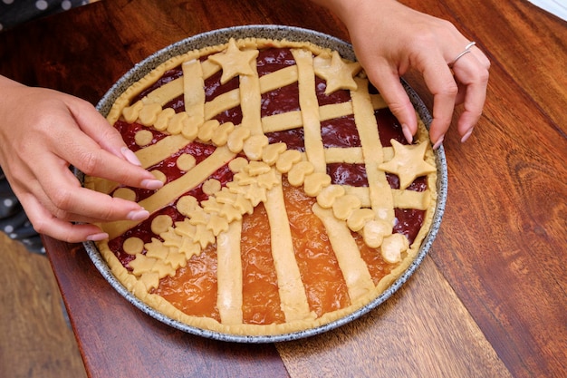 Foto alimento; preparación de tarta de mermelada