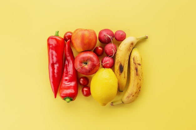 Alimento saudável e orgânico flay conceito leigo. Um quadrado feito de diferentes vegetais e frutas como limão, maçã, banana, pimentão vermelho, rabanete