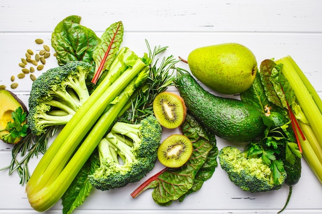 Alimento verde. frutas e vegetais verdes saudáveis, vista superior. conceito de dieta de desintoxicação.