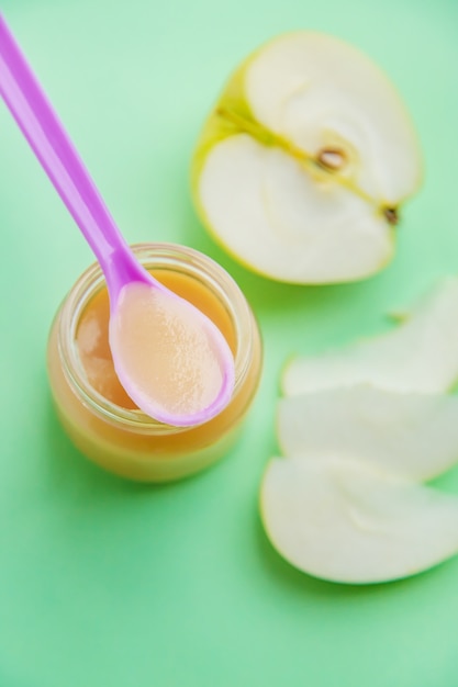 Alimentos para bebés en frascos pequeños.