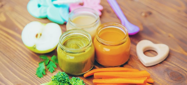 Alimentos para bebés Puré de verduras y frutas en frascos Enfoque selectivo