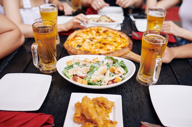 Alimentos y bebidas poco saludables en la mesa.