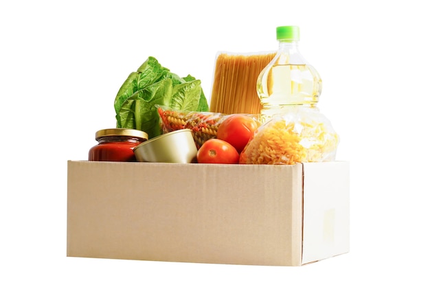 Alimentos en caja de donación aislado sobre fondo blanco con trazado de recorte para voluntarios para ayudar a la gente