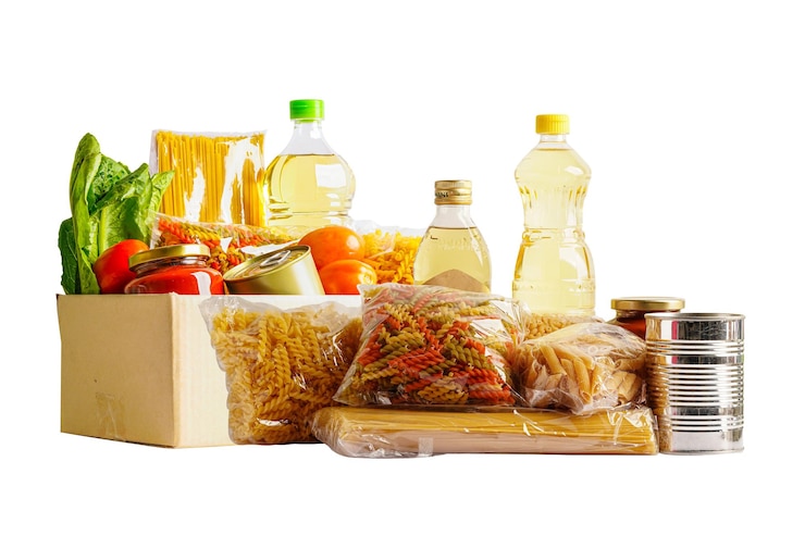 Foto alimentos en caja de donación aislado sobre fondo blanco para voluntarios para ayudar a la gente