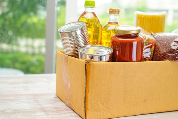 Alimentos en caja de donación para voluntarios