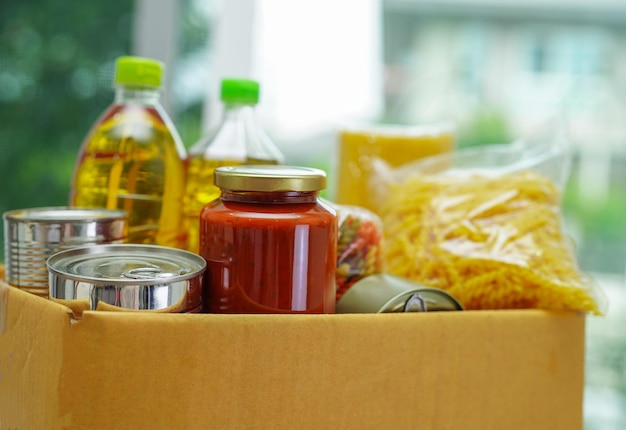 Alimentos en caja de donación para voluntarios