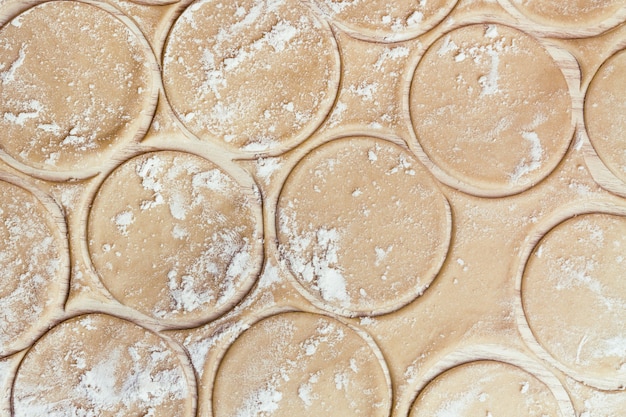 Alimentos cocinar galletas caseras en la mesa de la cocina de madera