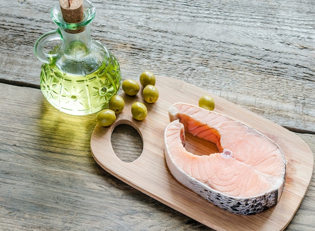 Alimentos com gorduras insaturadas - salmão e azeite