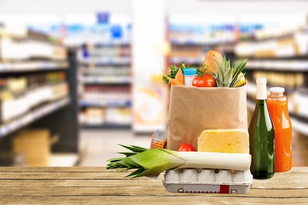 Foto alimentos y comestibles en la canasta de la compra