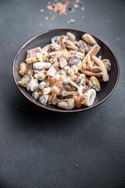 Foto alimentos congelados frutos do mar coquetel de frutos do mar mexilhões rapan polvo lulas refeição saudável comida
