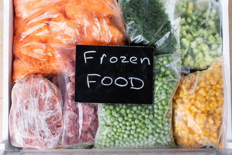 Foto alimentos congelados, verduras y carnes en el frigorífico. comida de conveniencia. almacenamiento de alimentos