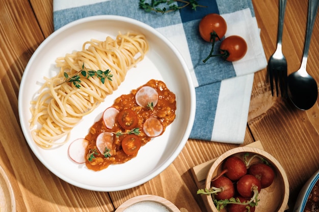 Foto alimentos deliciosos espagueti carne picada encima del tomate especias decorativas postulan