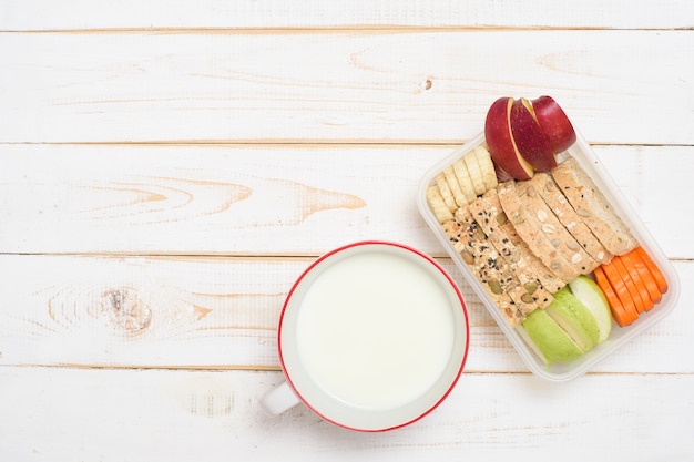 Alimentos de dieta para una alimentación saludable en el fondo de madera blanca