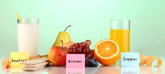 Alimentos dietéticos para el desayuno, la cena y la cena sobre fondo verde