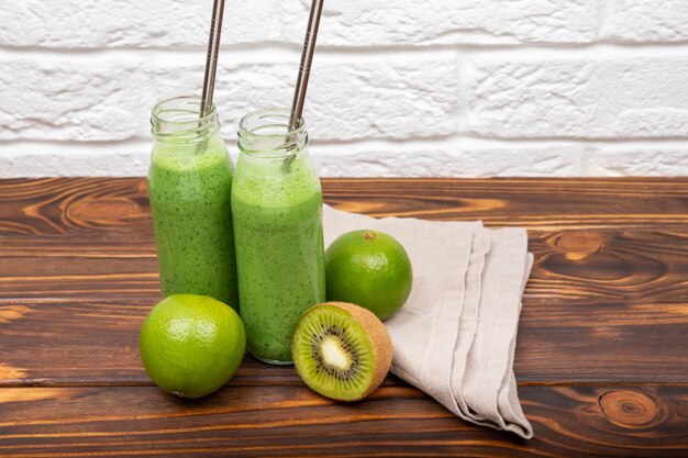 Alimentos dietéticos e desintoxicantes no café da manhã com smoothie verde fresco