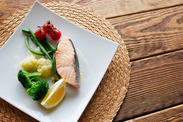 Alimentos dietéticos. Filete de salmón y verduras.