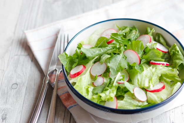 Alimentos dietéticos para el fitness. Ensalada De Rábano, Lechuga Y Arugula