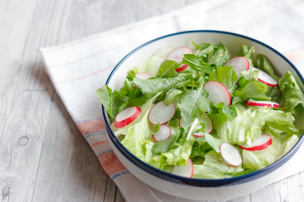 Alimentos dietéticos para el fitness. Ensalada De Rábano, Lechuga Y Arugula