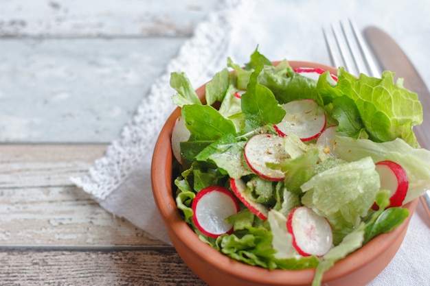 Alimentos dietéticos para el fitness. Ensalada De Rábano, Lechuga Y Arugula