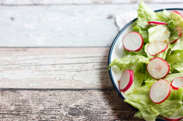 Alimentos dietéticos para el fitness. Ensalada De Rábano, Lechuga Y Arugula