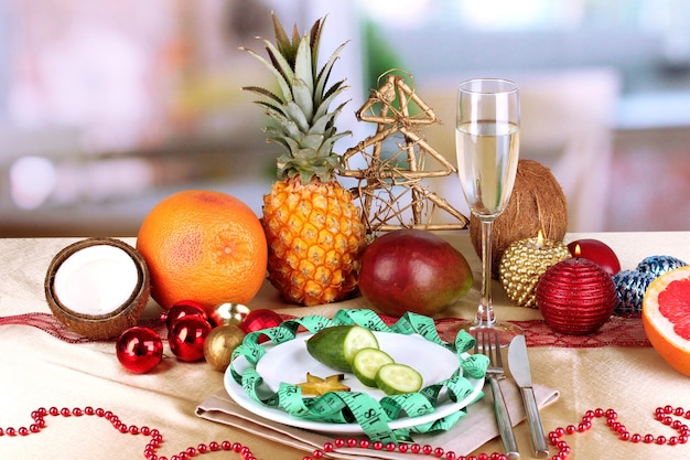 Alimentos dietéticos en la mesa de Año Nuevo en el fondo de la habitación