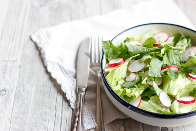 Alimentos dietéticos para fitness. Salada de rabanete, alface e rúcula